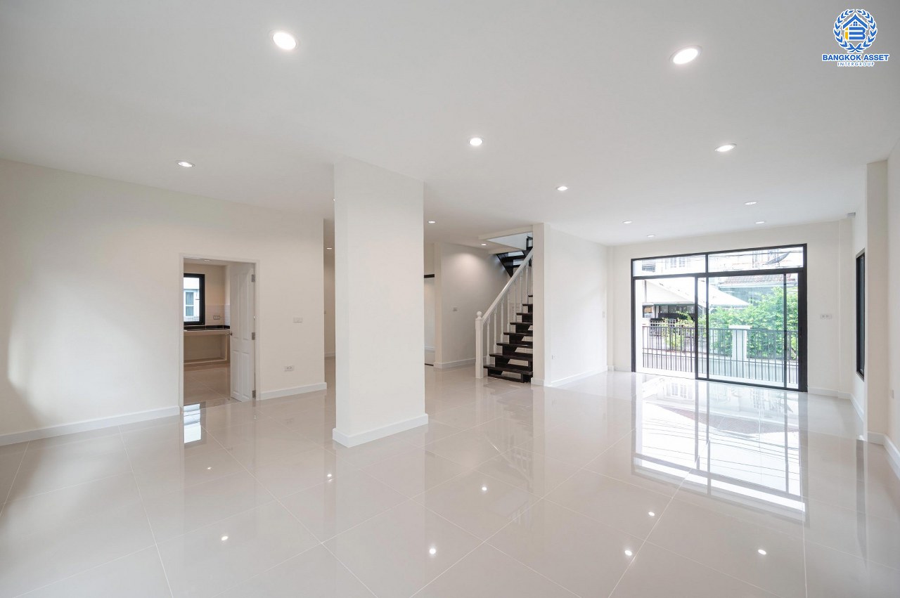 บ้านมือสองตกแต่งใหม่ โครงการ วรารมย์ เพชรเกษม81 แบรนด์ Q.House รองรับทุกความสุขใกล้ส่วนกลาง เนื้อที่ 64.1 ตร.ว. ฟังก์ชัน 4 ห้องนอน 3 ห้องน้ำ 1 ห้องอเนกประสงค์ จอดรถได้ 2 คัน บนทำเลใกล้ The Mall บางแค และเชื่อมต่อ ถนนกาญจนาฯ ถนนบางบอน และถนนพุทธมณฑลสาย4